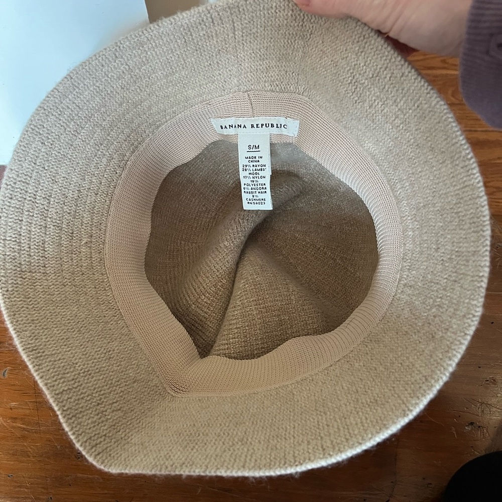 Banana Republic woman’s oatmeal bucket hat in S/M - Picture 6 of 7